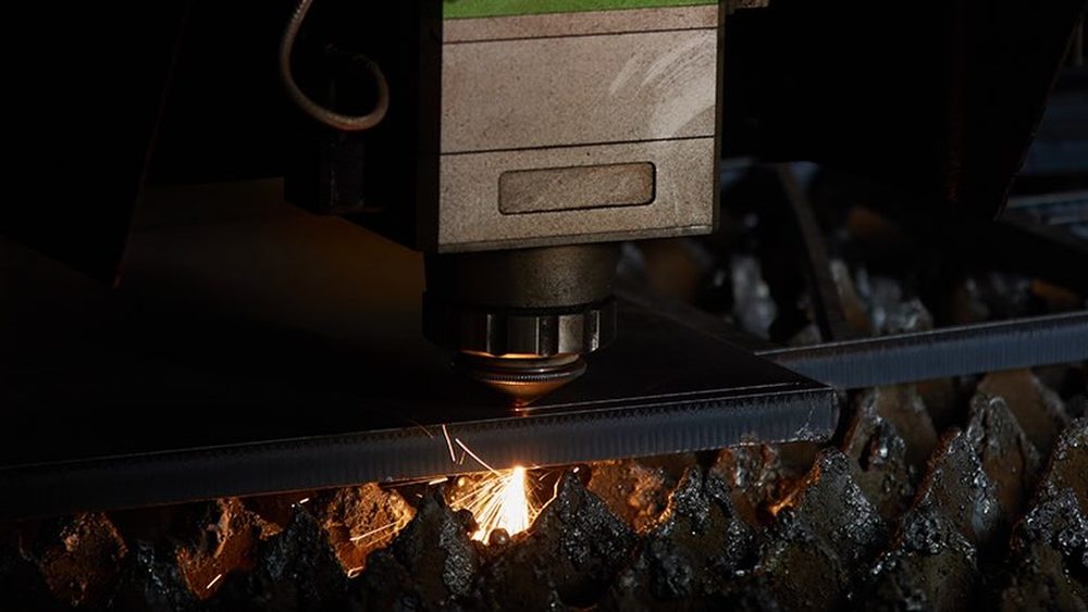 Cabezal de corte CNC cortando una placa de acero con chispa viva