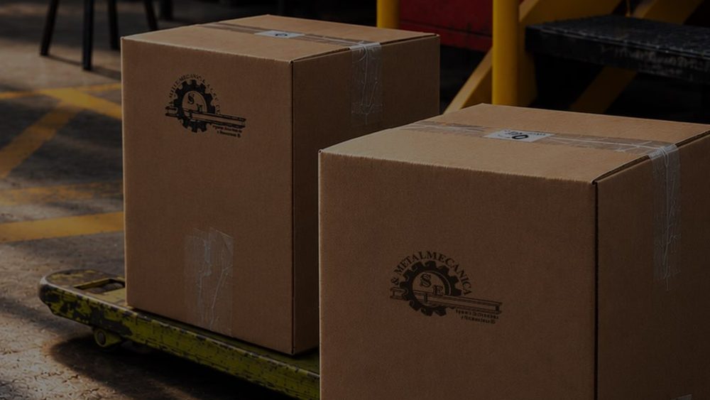 Pedido embalado y etiquetado sobre tarima, listo para su envío